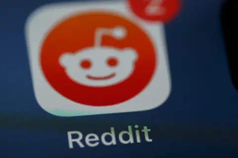 Ikona aplikacji Reddit z powiadomieniem "2". Zastanawiasz się reddit co to? To platforma społecznościowa.