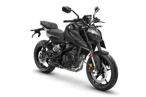 KTM Duke 125 en negro mate, lista para la acción. Su peso es ideal para agilidad urbana.