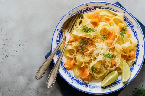 Pâtes au saumon fumé : La recette facile, rapide et nos astuces !