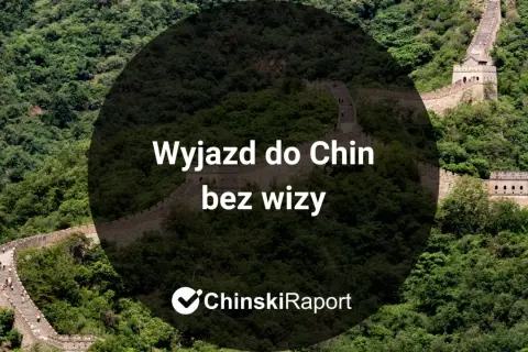 Fragment Wielkiego Muru Chińskiego na tle zielonych wzgórz.