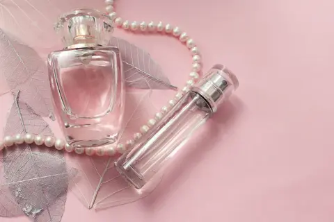 Czym się różni woda perfumowana od toaletowej? Odkryj kluczowe różnice