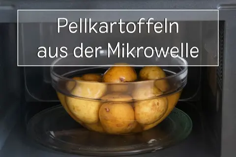 Pellkartoffeln in einer Glasschüssel in der Mikrowelle. Schnelle Zubereitung für eine leckere Beilage.