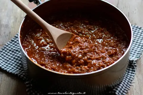 Un pentolino pieno di profumato ragù di carne, pronto per condire la pasta.
