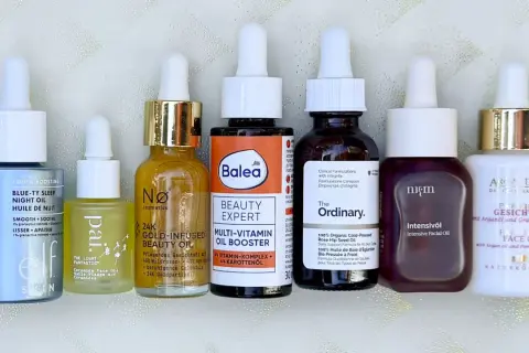 Gesichtspflege ab 30: Eine Auswahl an Naturkosmetik-Ölen für jugendliche Haut. Von Nachtölen bis zu Vitamin-Boostern.