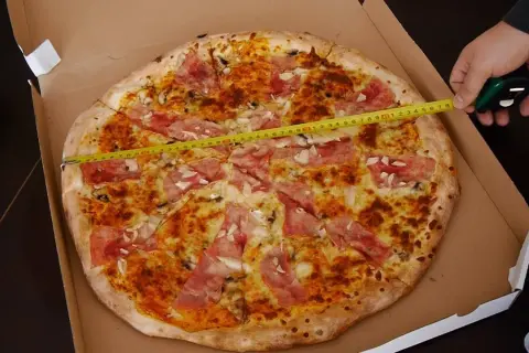 Pizza 50 cm: Dla ilu osób zamówić? Sprawdź, zanim kupisz!