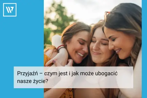 Trzy uśmiechnięte kobiety obejmują się, ukazując piękne **cechy przyjaźni**: bliskość, radość i wsparcie.