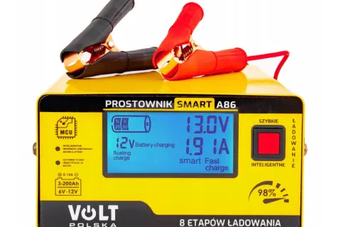 Co pokazuje prostownik? Zrozum odczyty V i A, ładuj bezpiecznie!