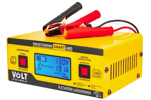 Żółty prostownik Volt Polska SMART A80 z wyświetlaczem LCD i klemami do akumulatora.