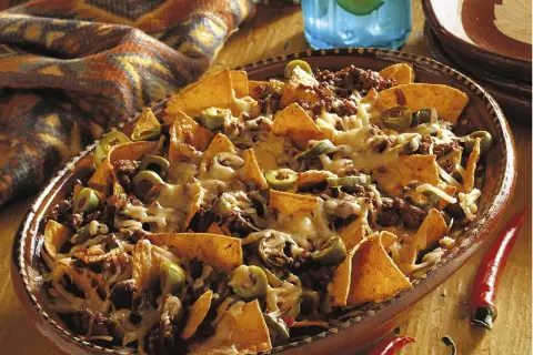 Herzhafte Nachos mit Hackfleisch, Käse und Oliven. Ein köstlicher Unterschied zu einfachen Tortillas!