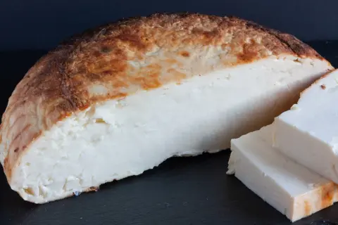 Ricotta salata stagionata, con crosta dorata e interno bianco. Perfetta per chi cerca un sapore intenso, ma vuole conoscere le ricotta salata calorie.