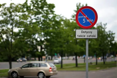 Znak zakaz postoju powyżej 5 minut, dotyczy także zatoki.