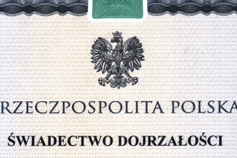 Fragment polskiego świadectwa dojrzałości z godłem orła.