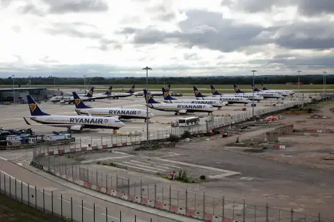 Wiele samolotów Ryanair na płycie lotniska, gotowych do lotów do Anglii.