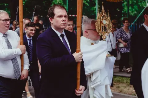 Uroczysta procesja z monstrancją, podczas której wierni czczą Eucharystię.