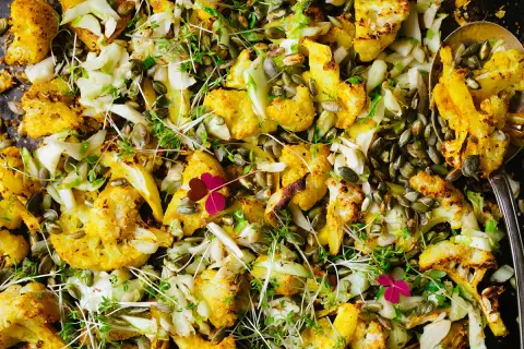 Rostad blomkål med pumpakärnor och örter, en del av en antiinflammatorisk kost. Smakfullt och nyttigt!