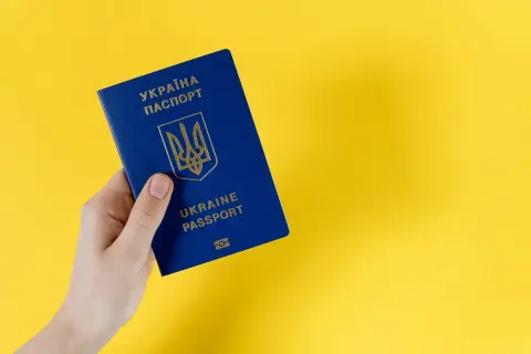 Dłoń trzyma paszport Ukrainy. Specustawa Ukraina ułatwia obywatelom Ukrainy dostęp do dokumentów.