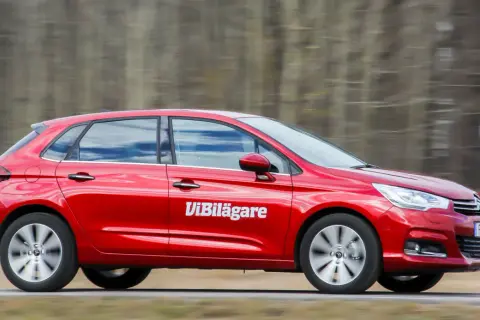Röd Citroen C4 i fart, med texten "Vi Bilägare" på sidan. Bilen är på en väg med träd i bakgrunden.