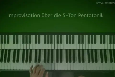 Hände spielen auf einem Klavier die 5-Ton Pentatonik. Improvisation über die Pentatonik.
