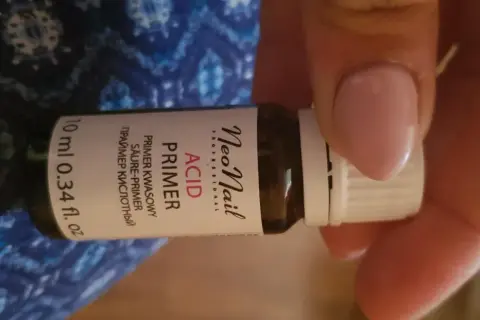 Butelka z kwasowym primerem do paznokci NeoNail Acid Primer.