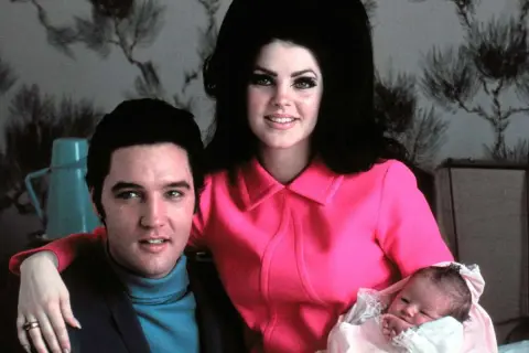 Elvis Presley och Priscilla Presley med sin nyfödda dotter Lisa Marie Presley.