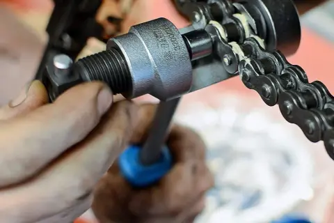 Rozkuwanie łańcucha motocyklowego: Profesjonalnie czy garażowo?