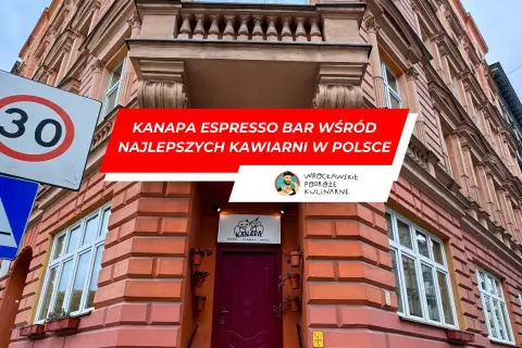 Kanapa Espresso Bar, uznawana za najlepszą kawę we Wrocławiu, na tle kamienicy. Obok znaki drogowe.