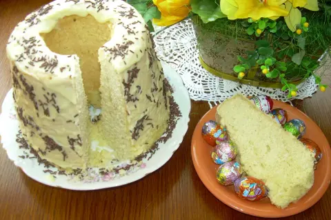 Wilgotna babka gotowana, idealna na Wielkanoc. Ten przepis na babkę jest prosty i pyszny.