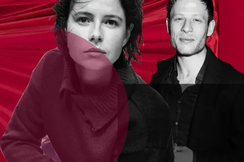 Jessie Buckley y su pareja, con un fondo rojo dramático.