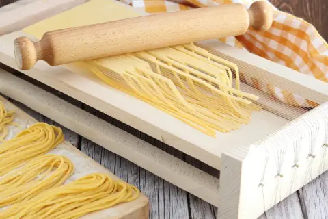 Pasta fresca tagliata con la chitarra, pronta per essere cucinata.