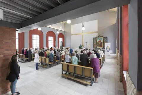 Czy niechodzenie do kościoła to grzech? Zrozum swoje obowiązki duchowe