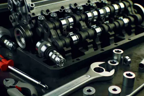 Motor mit Nockenwelle und Werkzeugen. Defekte Nockenwelle Symptome können hier durch die Demontage sichtbar werden.