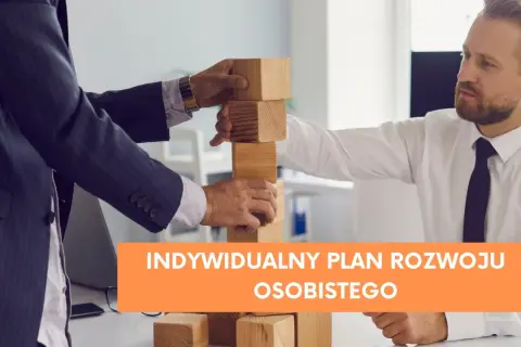 Dwóch mężczyzn buduje wieżę z drewnianych klocków, symbolizującą indywidualny plan rozwoju osobistego.