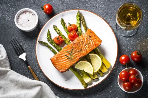 Łosoś z szparagami i pomidorkami, idealny posiłek na co to jest dieta keto.