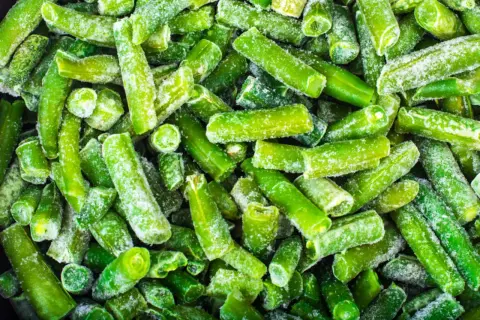 Gefrorene grüne Bohnen, bereit zum Kochen. Das Einfrieren von Bohnen ist eine tolle Methode, um sie frisch zu halten.