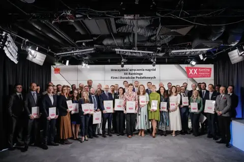 Grupa nagrodzonych osób z dyplomami na uroczystości wręczenia nagród XX Rankingu Firm i Doradców Podatkowych.