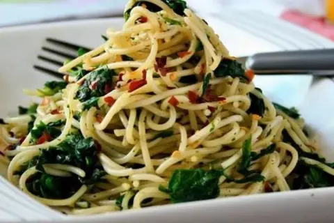 Spaghetti z fetą: Przepis, triki i warianty na kultowy obiad