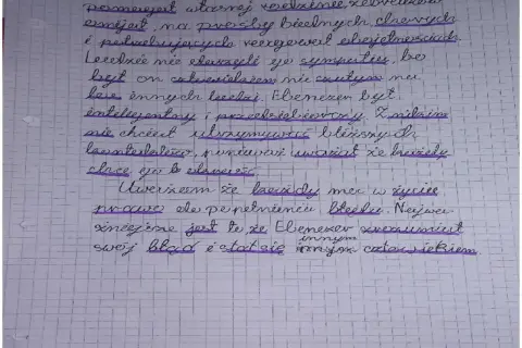 Ręcznie pisany tekst fioletowym długopisem na kratkowanym papierze.