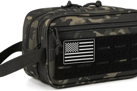 Neceser militar camuflado con parche de bandera de EE. UU. y asa lateral. Ideal para organizar tus artículos esenciales.