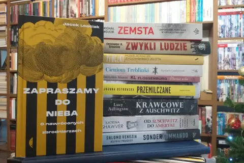 Książka "Zapraszamy do nieba" o nawróconych zbrodniarzach obok innych tytułów o obozach koncentracyjnych.