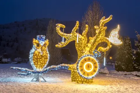 Śnieżne krajobrazy Muszyny zimą ożywają dzięki świetlnym instalacjom: sowa, drzewo z zegarem i motyl tworzą magiczną atmosferę.