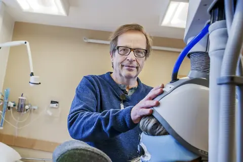 Läkare förbereder elchock behandling med modern utrustning på sjukhusrum.
