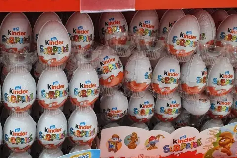 Cena Kinder Niespodzianki w Biedronce? Odkryj sekrety oszczędzania!