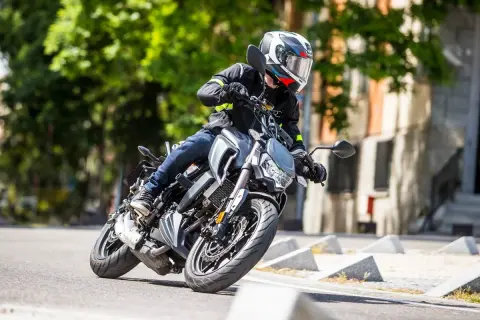 Motociclista en curva con una moto naked. Opiniones sobre la Orcal SK 01 125.
