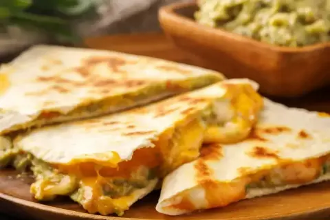 Pyszna quesadilla z ciągnącym serem i guacamole. Idealna na szybką kolację w 5 minut.