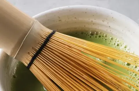 Czy matcha ma kofeinę? Porównanie z kawą i jej działanie