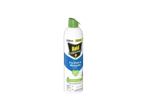 Puszka sprayu Raid Essentials na muchy, gnidy i komary o zapachu rozmarynu i mięty.