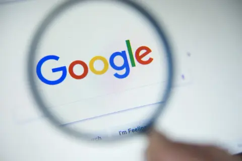 Lupa powiększa logo Google. Szukam informacji o zwrot Google Play.