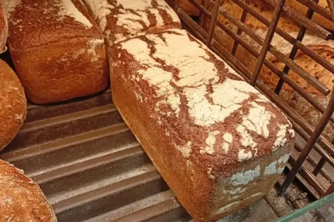 Chleb graham z posypką mączną w piekarni.