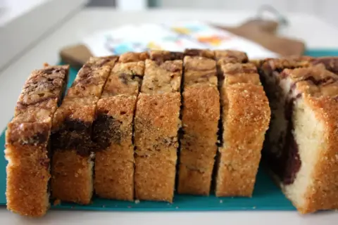 Skivad tigerkaka med chokladmarmorerad smet. Perfekt för ett enkelt tigerkaka recept.