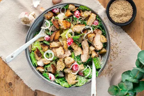 En härlig caesarsallad med kyckling, krutonger och rädisor. Ett perfekt caesarsallad recept för en snabb och god middag.